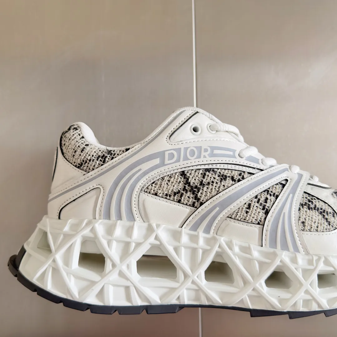 【DIOR】P:800💰 Men's 39-44. (Male 45.46 custom-made) Dior kawa Dior joint 2025ss casual sports shoes‼ ️ Reinterpret running shoes with dior’s haute couture style. b35 is made of fine-textured leather and mesh fabric materials. It can be worn in all seasons, is comfortable and breathable, and has many lines on the shoe body to outline details. It has a full retro three-dimensional feel and can create a casual look all year round!
